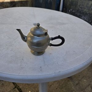 Lote siguiente: Tetera Antigua de Metal Plateado con Mango Negro