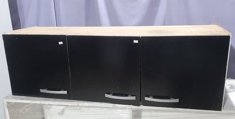 Mueble Aéreo Negro con 3 Puertas y Manijas Metálicas