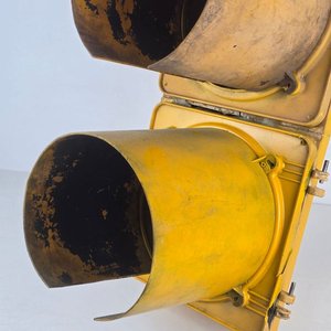 Estructura de Semáforo de Tres Luces Amarillo - imagen 4