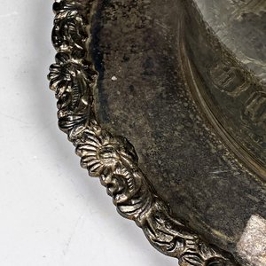 Quesera Antigua de Cristal con Plato de Metal Plateado - imagen 3