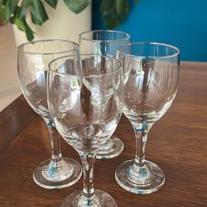 Lote siguiente: 4 Copas de Vino Blanco de Cristal