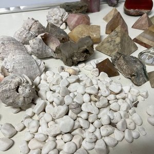 Lote Variado de Piedras Naturales, Caracoles y Pirámides Decorativas - imagen 14