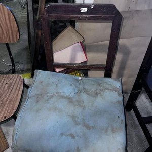 Lote de Tres Sillas para Restaurar: Una de Cerámica y Dos de Madera - imagen 2