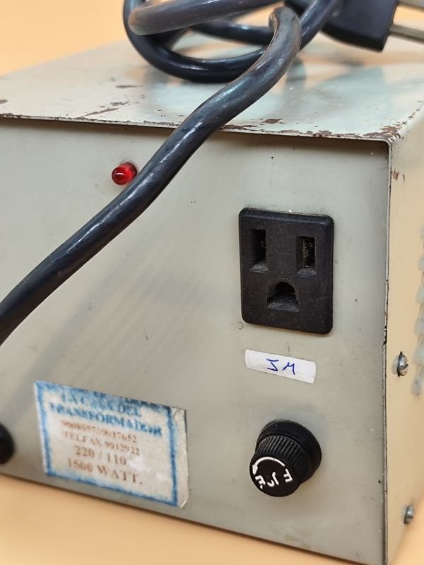 Transformador 220 a 110 voltios con selector frontal y toma de salida - imagen 5