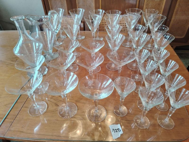 Lote de Copas de Cristal Tallado y Jarra
