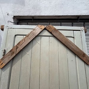 Puerta Antigua de Madera Panelada Color Grisáceo con Herrajes - imagen 2