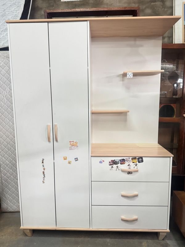 Lote siguiente: Ropero 2 puertas con 3 cajones y estantería incorporada