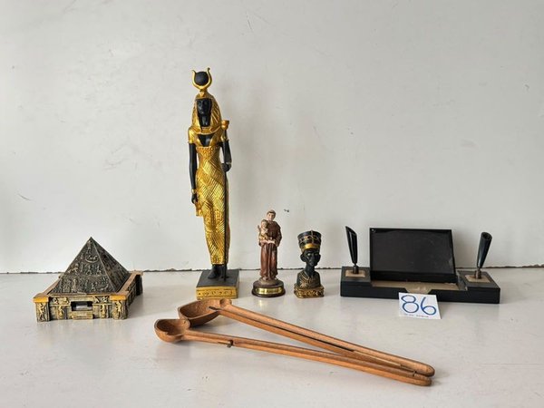 Adornos Varios: Figura Egipcia, Santo, Pirámide y Porta Plumas - imagen 1