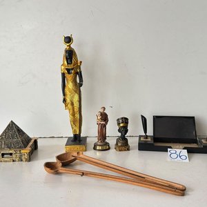 Lote siguiente: Adornos Varios: Figura Egipcia, Santo, Pirámide y Porta Plumas