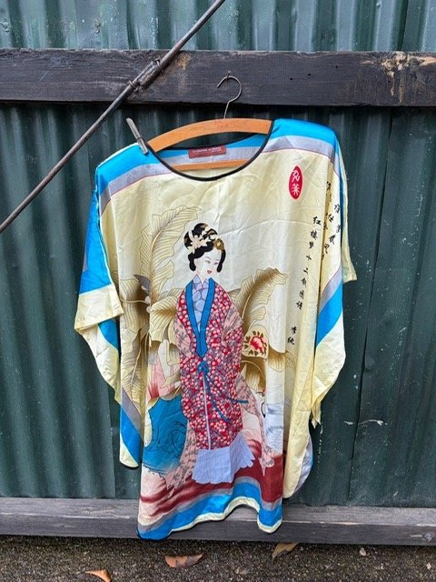 Kimono de Seda Estampado con Figura Femenina Japonesa