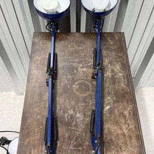 Lote siguiente: Par de Lámparas de Brazo Articulado Azules, Diseño Clásico