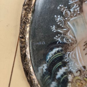 Par de Miniaturas Pintadas a Mano y Firmadas con Marcos de Bronce Estilo Francés - imagen 5