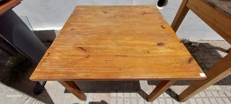 Mesa de madera en buen estado - imagen 4