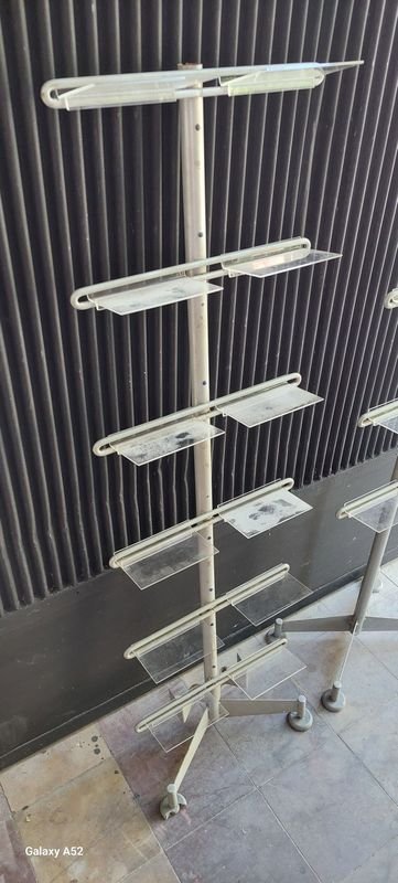 Par de estantes en metal y acrílico para hogar - imagen 2