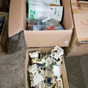 Lote siguiente: Caja con Bornes, Bobinas y Tomas Eléctricas Schneider Electric