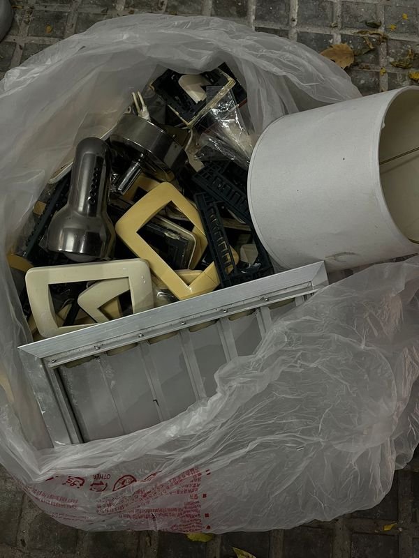 Lote de electrodomésticos y accesorios en mal estado