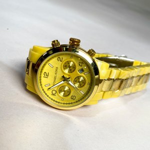 Lote de 5 Relojes de Pulsera Michael Kors Dorados - imagen 2