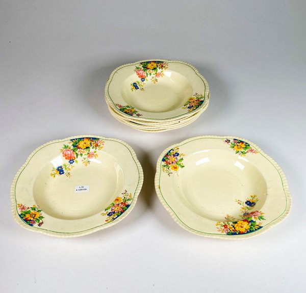 Lote anterior: Ocho platos de loza inglesa hondos decorados