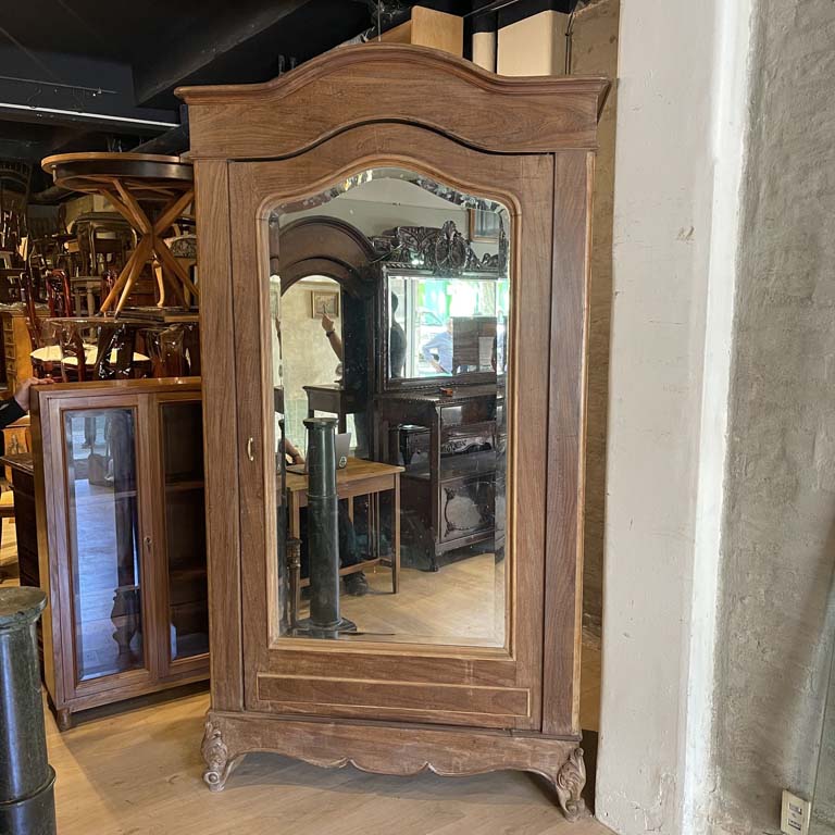 Lote siguiente: Ropero de roble enchapado en nogal Luis XV espejo biselado, importado