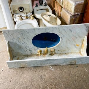 Tres piezas: un inodoro, bidé y mesada en marmol usados color blanco - imagen 2