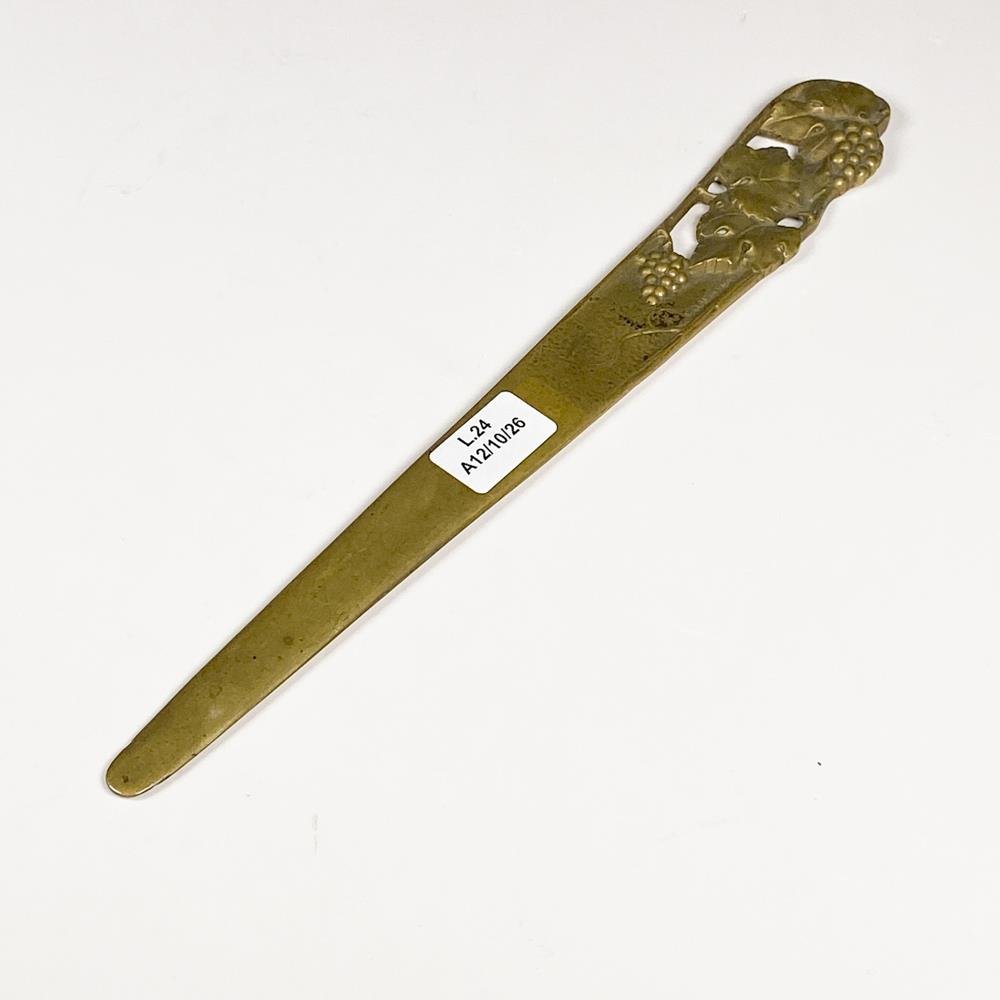 Abrecartas de Bronce con Diseño de Vides, Firmado F. Claessenis
