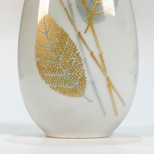 Florero de Porcelana Bavaria Johann Haviland Blanco con Hojas Doradas y Plateadas - imagen 2
