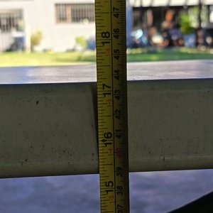 Banco Plegable Tipo Valija - Estructura de Alta Resistencia Banco corrido multiuso plegable a la mitad. Cuenta con una superficie de polietileno de alta densidad (HDPE) resistente a la intemperie y protección UV, ideal tanto para interiores como para exteriores. Medidas aproximadas: 183 cm de largo × 29,50 cm de ancho × 43,50 cm de alto – Con Detalle con Pequeña roptura - imagen 9