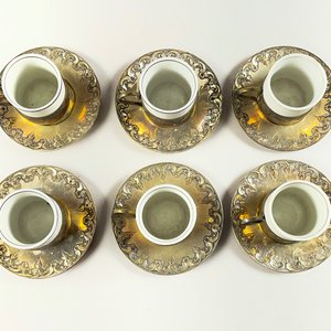 Seis Pocillos de Porcelana con Platillos Metálicos Labrados - imagen 2