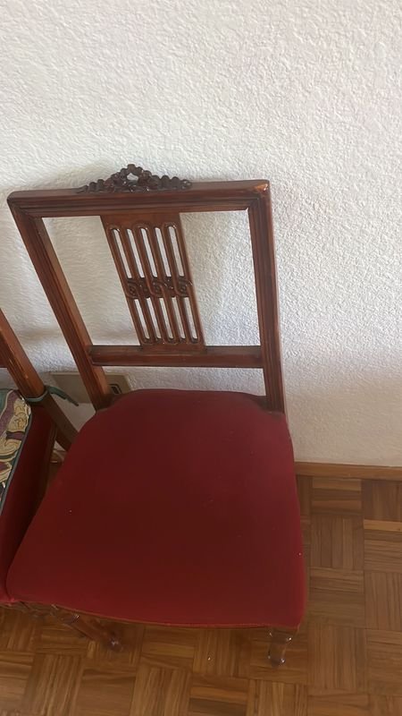 Sillas antiguas de madera con asientos tapizados - imagen 3