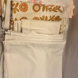 Lote siguiente: Lote de Ropa de Cama y Mantelería: Sábanas y Cubrecamas