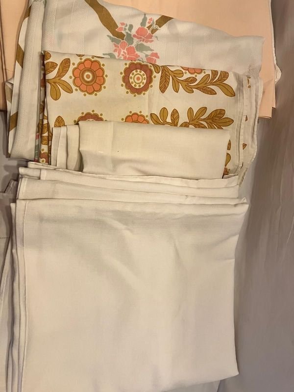 Lote de Ropa de Cama y Mantelería: Sábanas y Cubrecamas