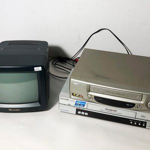 Lote siguiente: Lote de Electrónica: Videograbadores Panasonic y Sanyo, y TV Microsonic