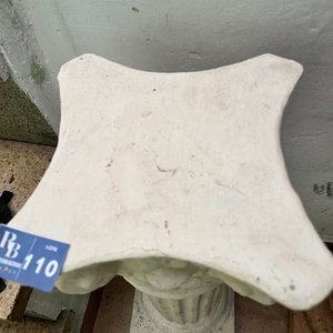 Pedestal de Hormigón Estilo Clásico con Detalles Esculpidos - imagen 4