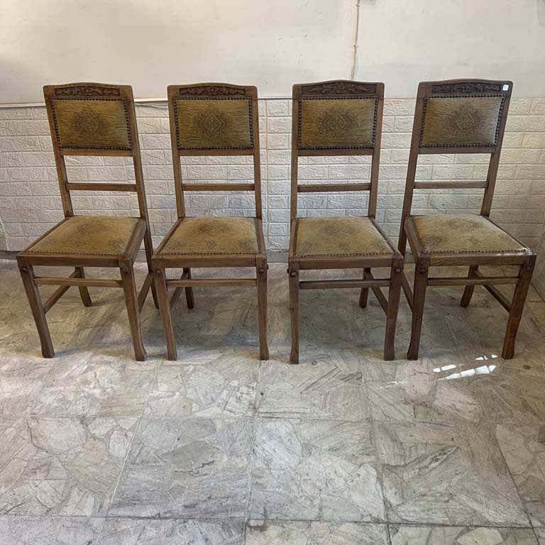 Cuatro sillas de roble con asientos y respaldos tapizados - Medidas: 42x39x100cm