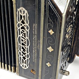 Bandoneón Alemán Alfred Arnold Campos con Estuche de Madera y Nacarado - imagen 3