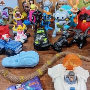 Lote de Más de 40 Juguetes Coleccionables: McDonald's, Personajes y Vehículos - imagen 4