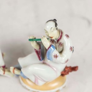 Par de Figuras de Porcelana Europea: Personajes Orientales - imagen 2