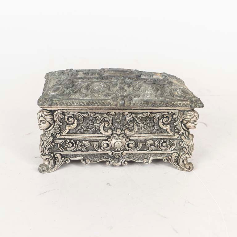 Cofre Metálico Estilo Italiano con Detalles Ornamentales