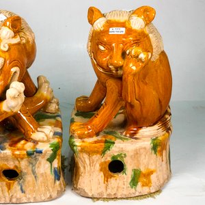 Par de Figuras de Gres Esmaltado: Leones Mitológicos (35 cm) - imagen 4