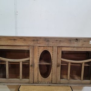 Antigua Vitrina Aérea de Madera con Puertas Vidriadas y Detalle Ovalado - imagen 2