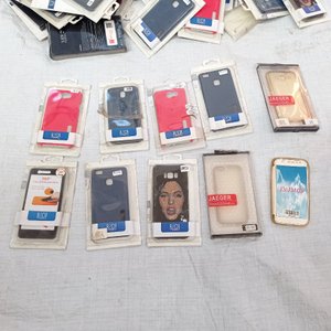 Caja con gran cantidad de protectores de celulares - imagen 3