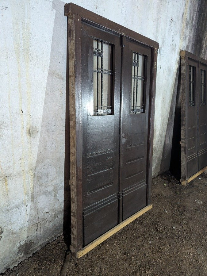 Puerta de frente antigua en cedro con reja y marco de pinotea - imagen 3