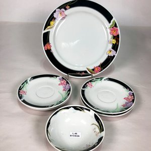 Seis Platos y Tazas de Porcelana Blanca con Guarda Floral Negra - imagen 2