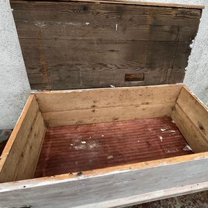 Baúl Antiguo de Madera Rústica con Herrajes Metálicos - imagen 6