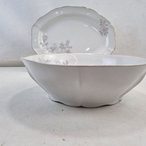 L 396 - 2 Piezas - Par de atractivas fuentes en porcelana 'Olmós' Industria Uruguaya, con decorado floral en tonos pastel y detalles dorados (Medidas fuente ovalada 35x24cm / fuente redonda 26cm) - imagen 3
