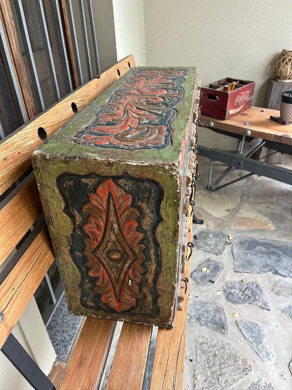 Bargueño Ispanoamericano siglo XIX: Mueble de madera tallada policromada con series mitológicas - imagen 4