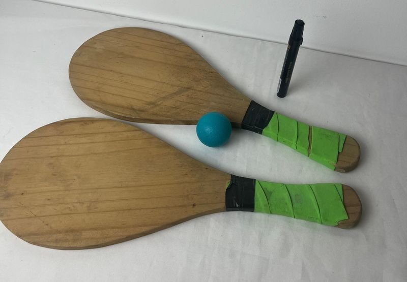 Lote siguiente: Pádel y Pelota de Tenis