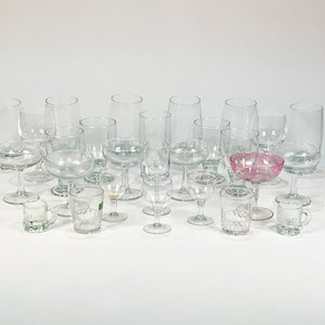 Lote anterior: Lote de 29 Copas y Vasos de Vidrio Hialino: Champagne, Licor, Jarritas y Más