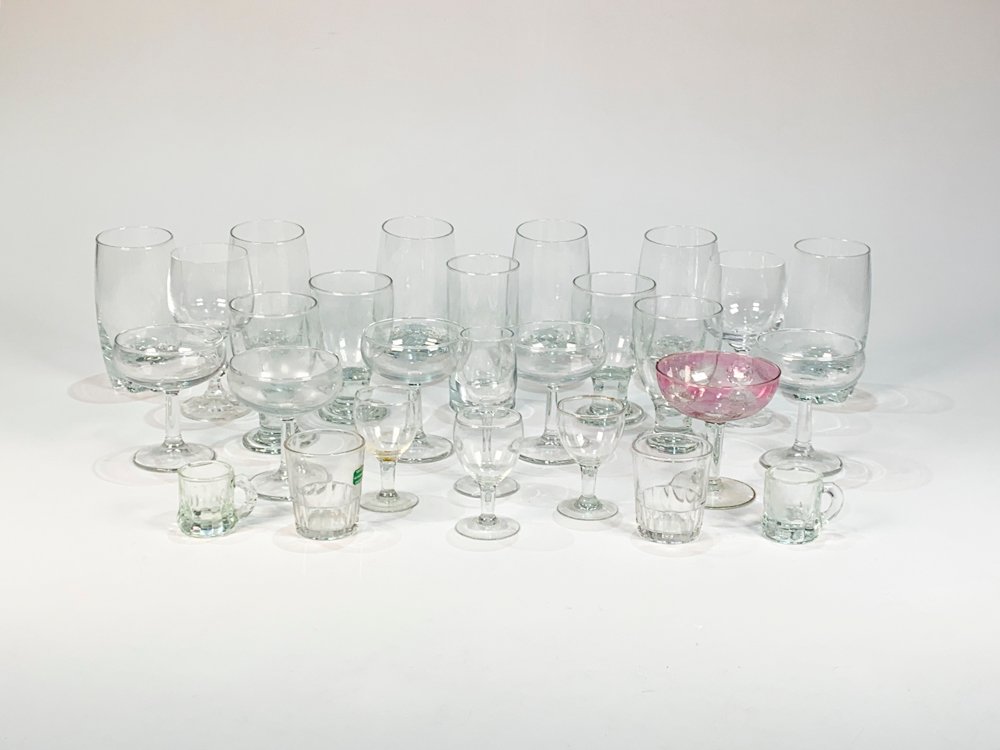 Lote de 29 Copas y Vasos de Vidrio Hialino: Champagne, Licor, Jarritas y Más