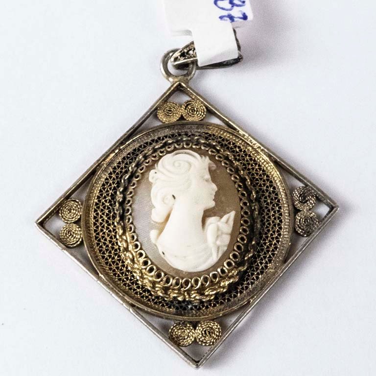 Colgante de plata vermeille con camafeo - Precio: 5,2gr - Medidas: 2.5 x 2.5cm - imagen 2